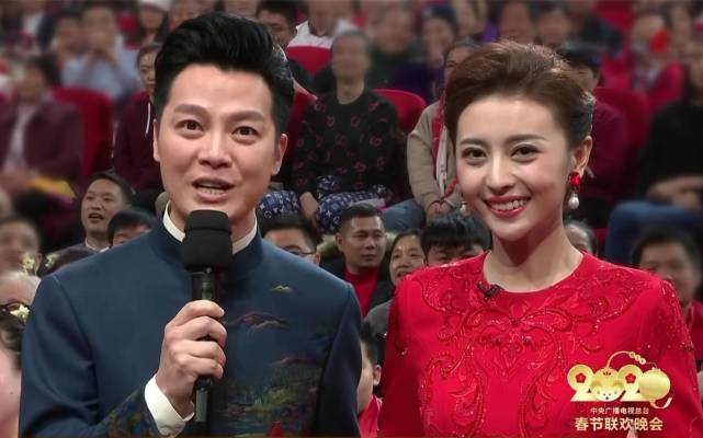 95后主持张舒越红裙明艳大气,细腰长腿难怪穿啥都美|张舒越|央视|春晚