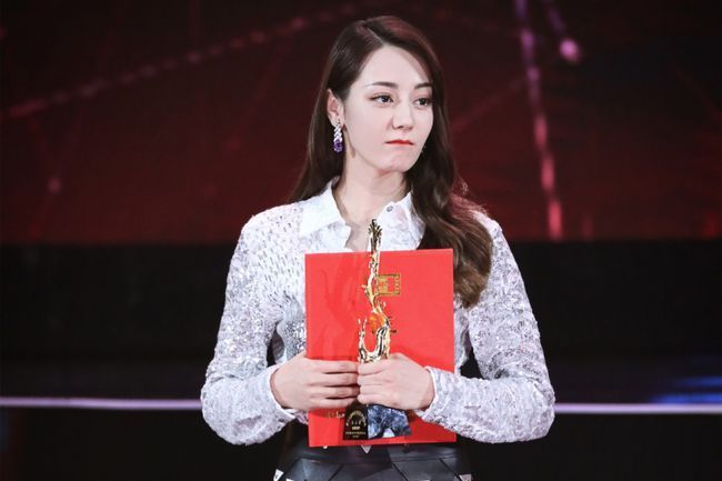 迪丽热巴|遭监视？娱记曝嘉行故意将迪丽热巴档期排满，还不满她跟华策接触