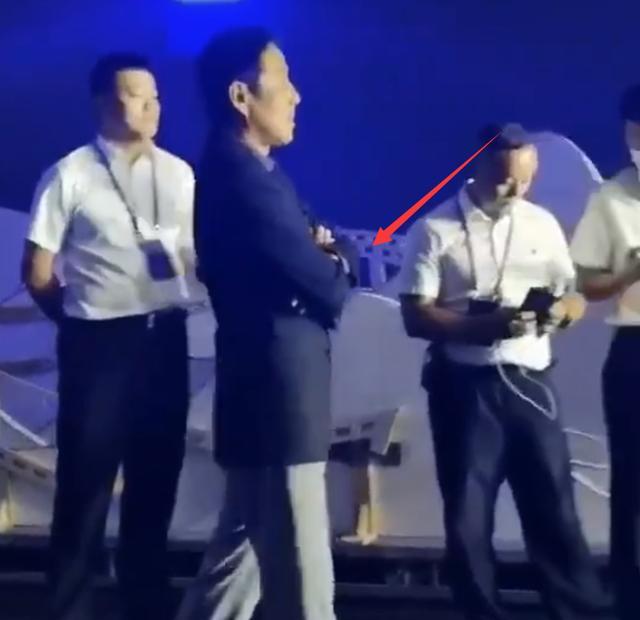 陈道明|陈道明现身百花奖后台，来回踱步无人敢搭话，网友：走路都像上朝