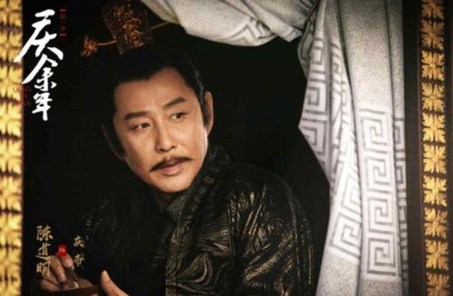 陈道明|陈道明现身百花奖后台，来回踱步无人敢搭话，网友：走路都像上朝