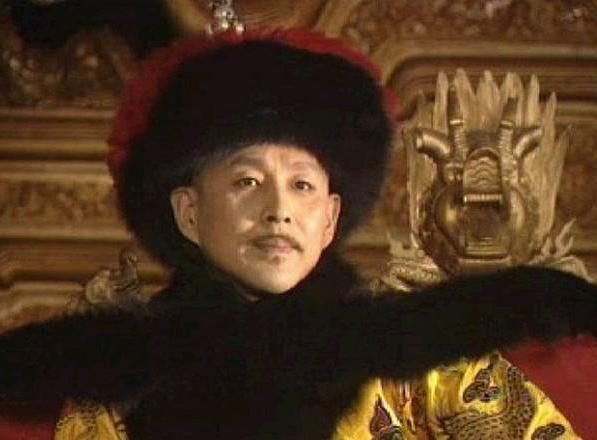 陈道明|陈道明现身百花奖后台，来回踱步无人敢搭话，网友：走路都像上朝