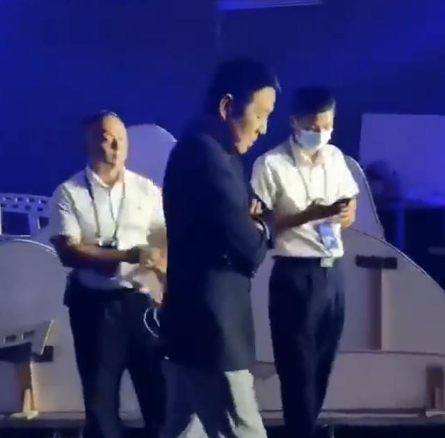 陈道明|陈道明现身百花奖后台，来回踱步无人敢搭话，网友：走路都像上朝