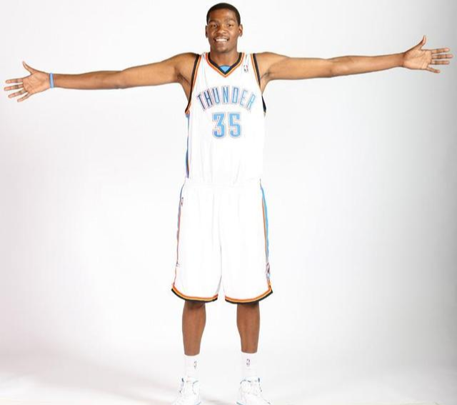 天赋2:臂展杜兰特官方身高206cm,经常看nba的老铁应该都知道杜兰特