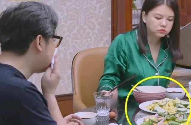 李湘|立慈母人设？李湘熬夜为女儿缝补校服，晒出美照却被吐槽P图过度