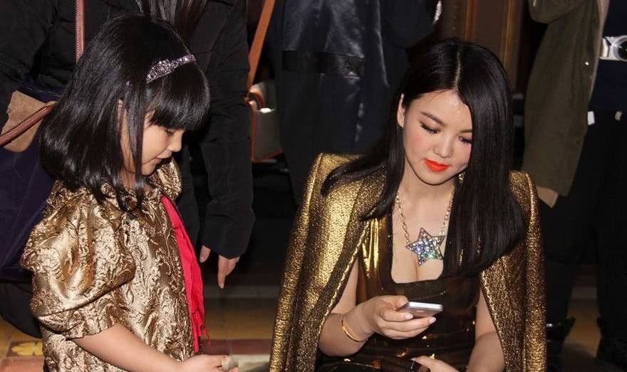 李湘|立慈母人设？李湘熬夜为女儿缝补校服，晒出美照却被吐槽P图过度