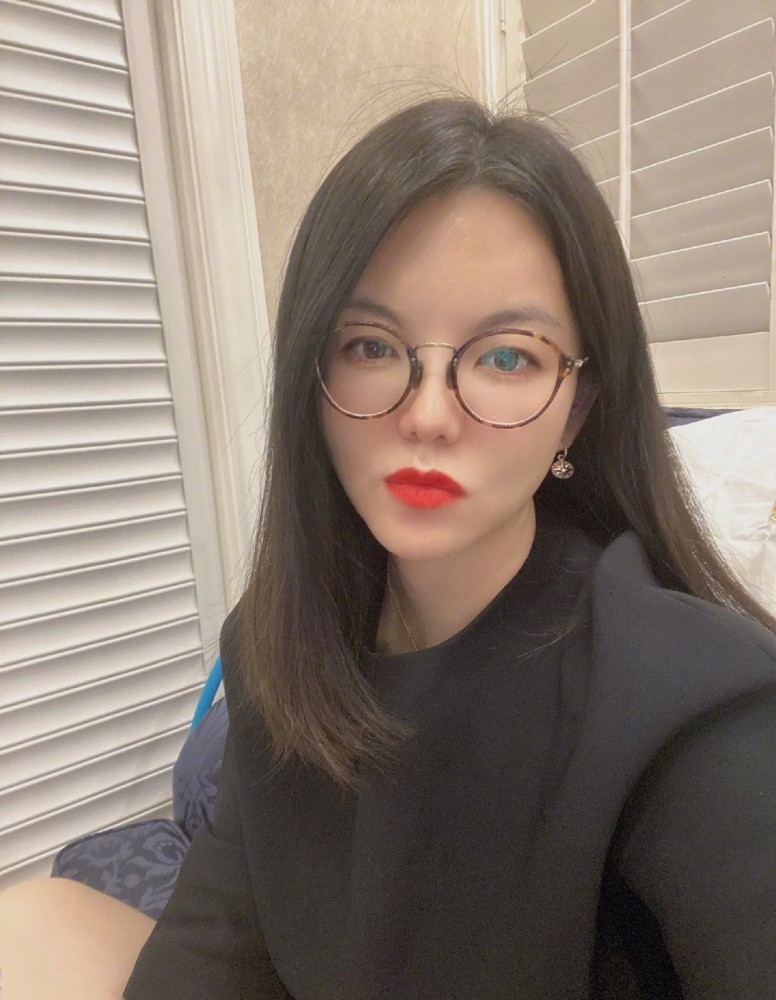 李湘|立慈母人设？李湘熬夜为女儿缝补校服，晒出美照却被吐槽P图过度