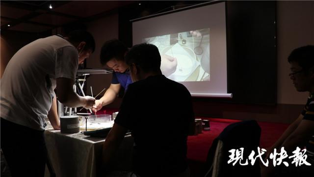 李天健|激烈！蟋蟀争霸赛火热开战，其中一只竟是“独腿”