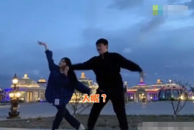 赵本山|赵本山儿女罕晒同框照，球球和哥哥颜值差距太大，身后鞋墙显身价