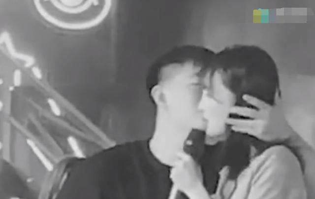 赵本山|赵本山儿女罕晒同框照，球球和哥哥颜值差距太大，身后鞋墙显身价