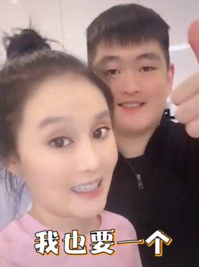 赵本山|赵本山儿女罕晒同框照，球球和哥哥颜值差距太大，身后鞋墙显身价