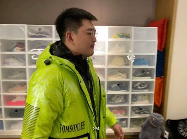 赵本山|赵本山儿女罕晒同框照，球球和哥哥颜值差距太大，身后鞋墙显身价