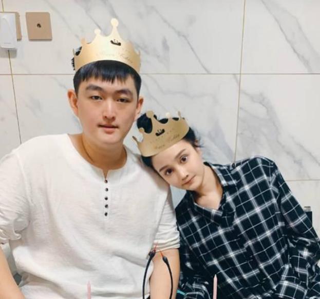 赵本山|赵本山儿女罕晒同框照，球球和哥哥颜值差距太大，身后鞋墙显身价