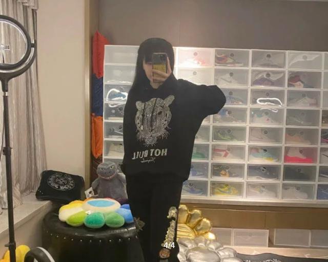 赵本山|赵本山儿女罕晒同框照，球球和哥哥颜值差距太大，身后鞋墙显身价