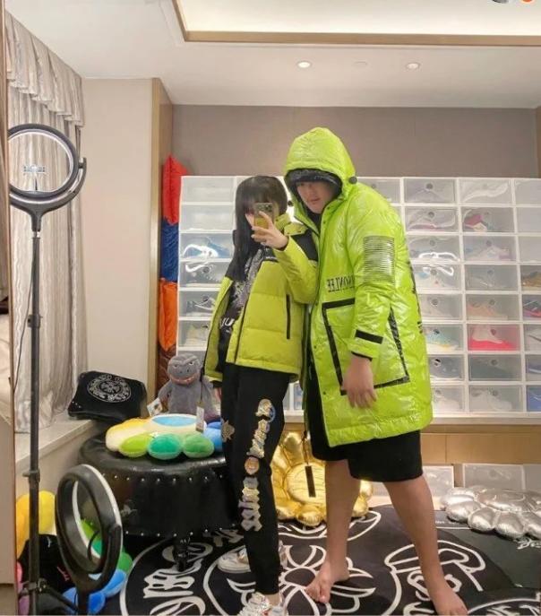 赵本山|赵本山儿女罕晒同框照，球球和哥哥颜值差距太大，身后鞋墙显身价