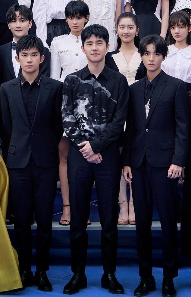 刘昊然|青年演员云集！刘昊然站c位太亮眼，杨紫被质疑衣服颜色不统一？