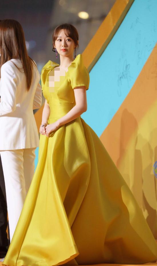 刘昊然|青年演员云集！刘昊然站c位太亮眼，杨紫被质疑衣服颜色不统一？