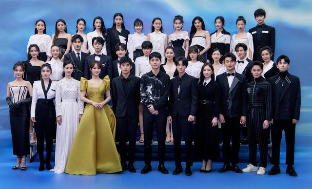 刘昊然|青年演员云集！刘昊然站c位太亮眼，杨紫被质疑衣服颜色不统一？