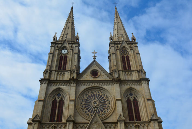实拍广州最美大教堂，媲美巴黎圣母院。