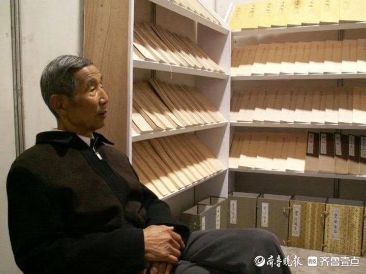 毛笔|八旬老人每天手抄名著7小时！全是毛笔小楷，30年用秃上千支笔