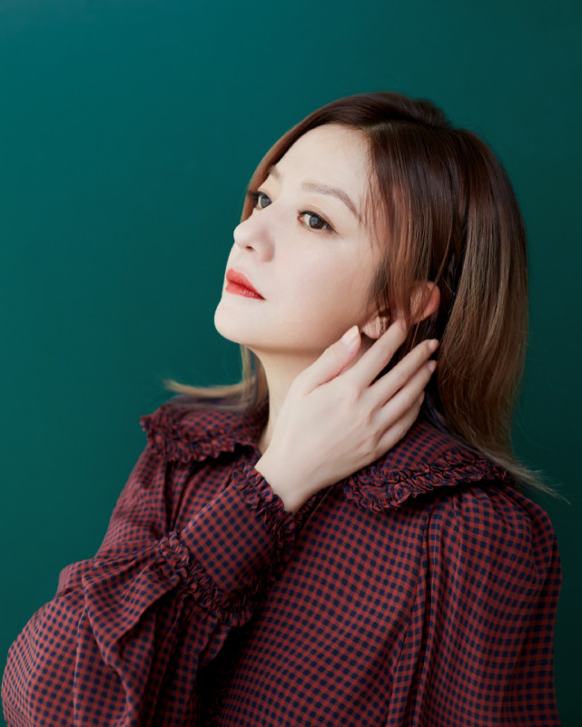 5年没跟老公同框,却被拍到夜会神秘富二代,赵薇这是唱哪出?