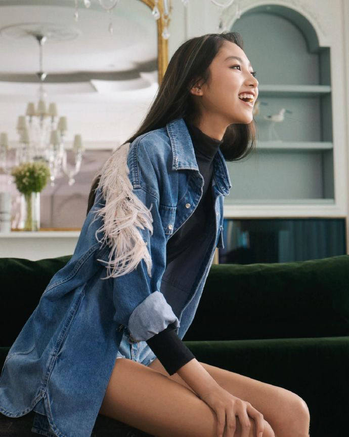 任达华15岁女儿任晴佳晒广告宣传照高级脸超模身材十分优越