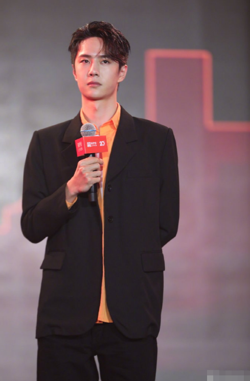 王一博|生图颜值优越！王一博身穿黑西装出席活动，被赞像漫画走出的男主