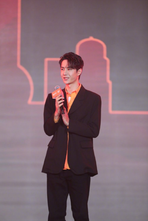 王一博|生图颜值优越！王一博身穿黑西装出席活动，被赞像漫画走出的男主