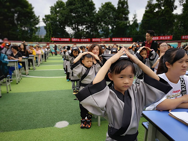 开笔启智礼润人生都匀六小一年级开展新生开笔礼活动
