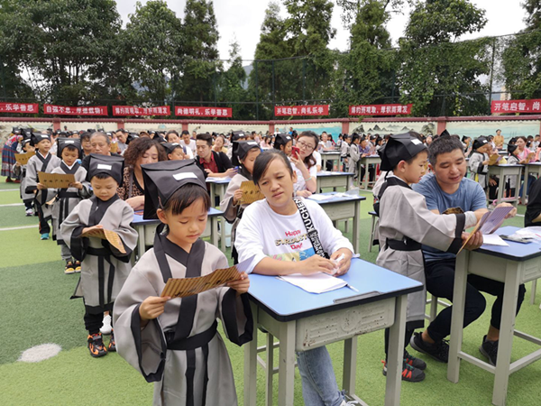 开笔启智礼润人生都匀六小一年级开展新生开笔礼活动