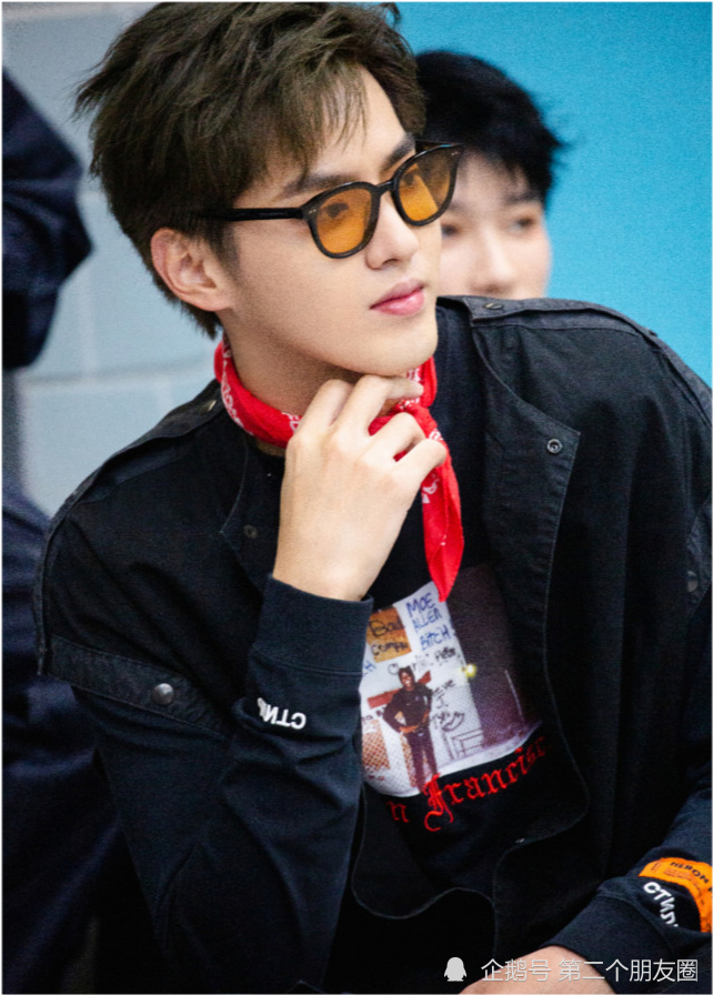 吴亦凡|吴亦凡挑战东北大花裤造型：帅不帅还得看脸！