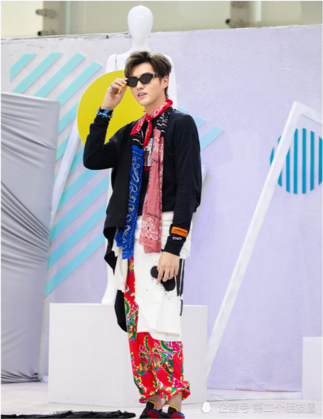 吴亦凡|吴亦凡挑战东北大花裤造型：帅不帅还得看脸！