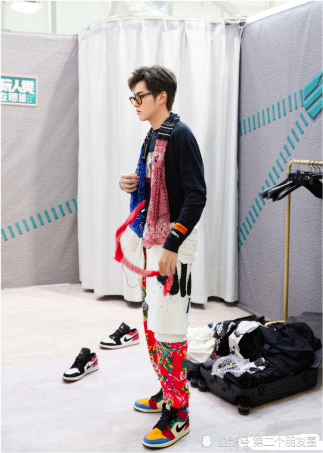 吴亦凡|吴亦凡挑战东北大花裤造型：帅不帅还得看脸！