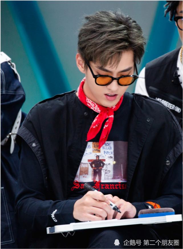 吴亦凡|吴亦凡挑战东北大花裤造型：帅不帅还得看脸！