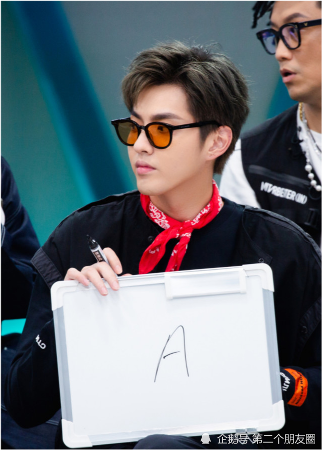 吴亦凡|吴亦凡挑战东北大花裤造型：帅不帅还得看脸！