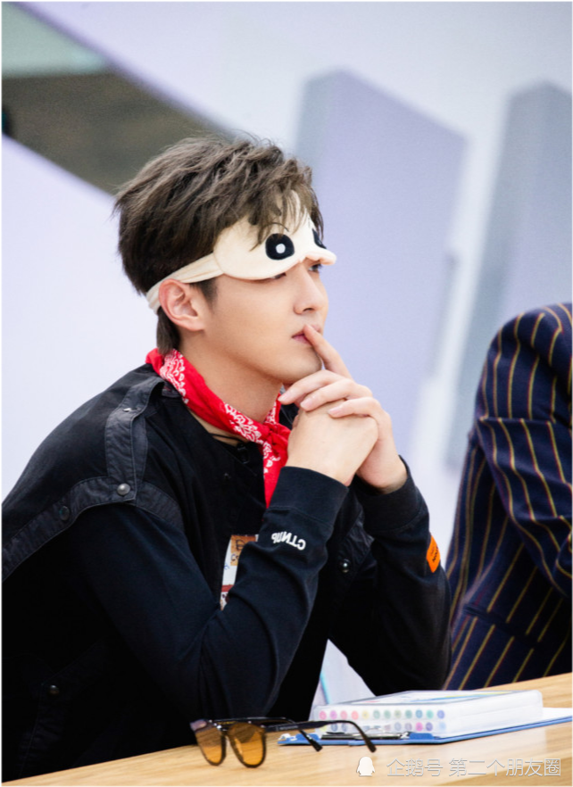 吴亦凡|吴亦凡挑战东北大花裤造型：帅不帅还得看脸！