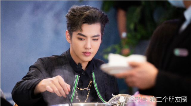 吴亦凡|吴亦凡挑战东北大花裤造型：帅不帅还得看脸！