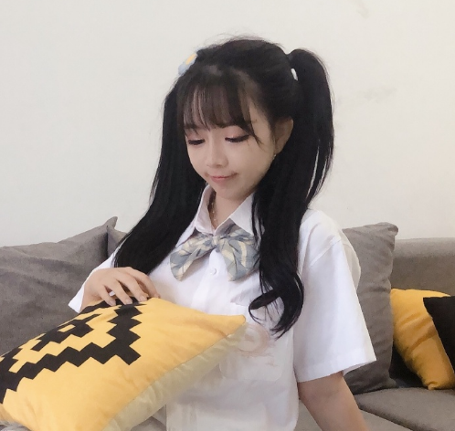 王奕萌新照片翻车,看到这张脸:哪有第一萝莉的样子