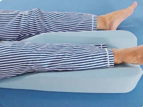 (2)踝泵运动方法:平卧位,坐位或立位,下肢伸展,大腿放松,缓缓勾起脚尖