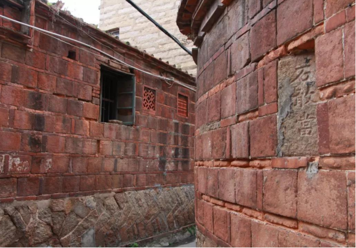 石敢当|随处可见的“石敢当”，到底是干啥用的？为何建筑里一定要有？