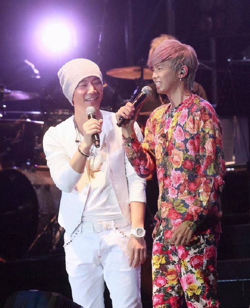 黄鸿升|来自月球的礼物！鬼鬼收到小鬼去世前准备的月饼，任贤齐也晒照