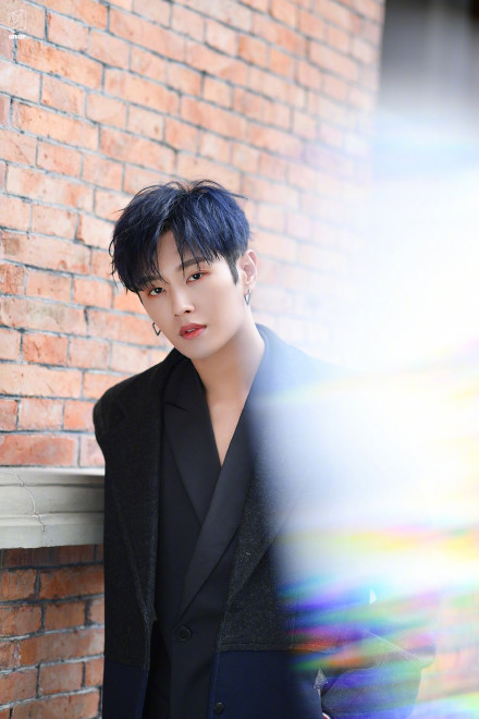 李汶翰深蓝湿发造型首度尝试深v新造型撞色拼接大衣摩登时尚