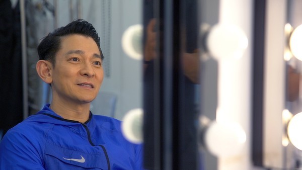 刘德华|刘德华直播庆59岁生日，哽咽感恩歌迷陪伴，皱纹明显男神也老了