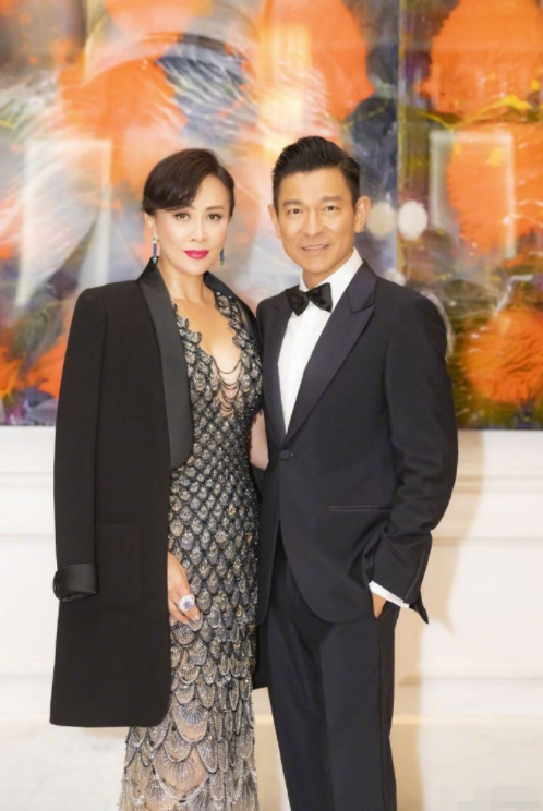 刘德华|刘德华直播庆59岁生日，哽咽感恩歌迷陪伴，皱纹明显男神也老了