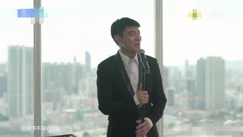 刘德华|刘德华直播庆59岁生日，哽咽感恩歌迷陪伴，皱纹明显男神也老了