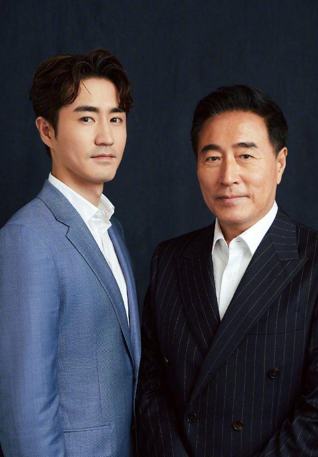 杨立新杨玏拍父子相处大片,复制粘贴的脸,为何爸爸更帅?_腾讯新闻