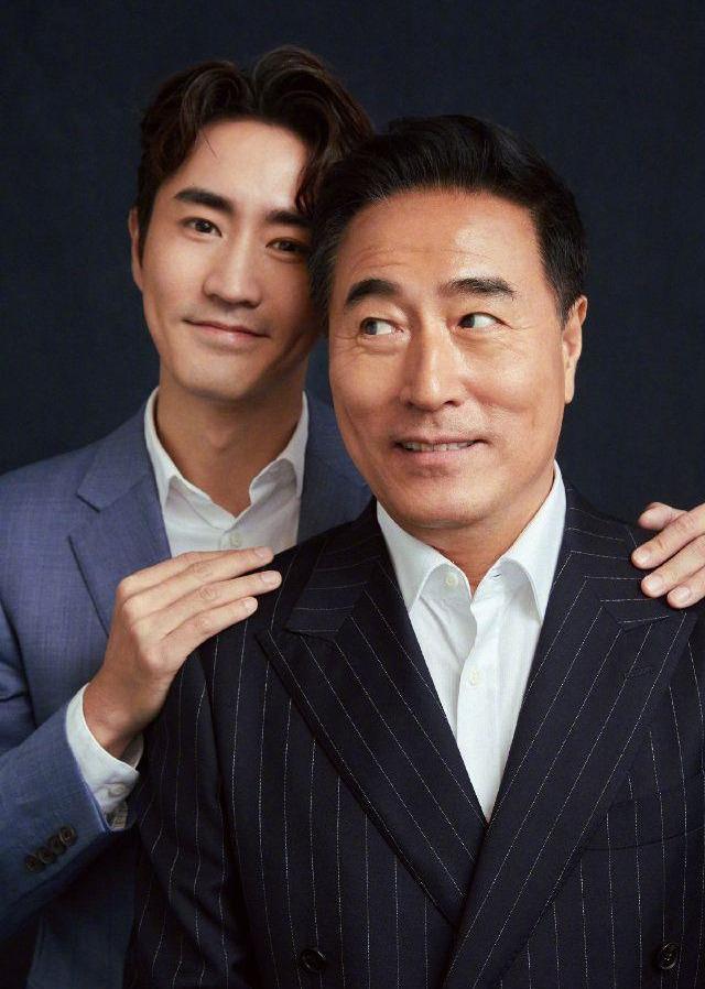 杨立新杨玏拍父子相处大片,复制粘贴的脸,为何爸爸更帅?_腾讯新闻