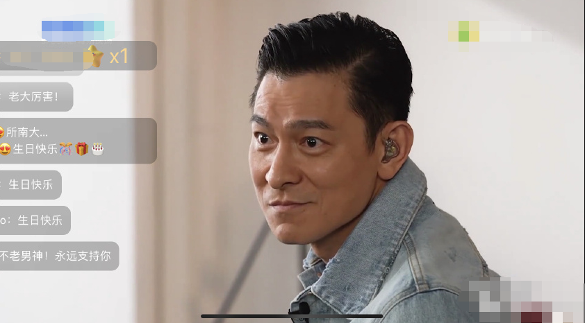 刘德华|刘德华直播庆59岁生日，哽咽感恩歌迷陪伴，皱纹明显男神也老了