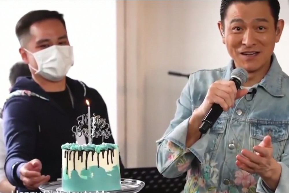 刘德华|刘德华直播庆59岁生日，哽咽感恩歌迷陪伴，皱纹明显男神也老了