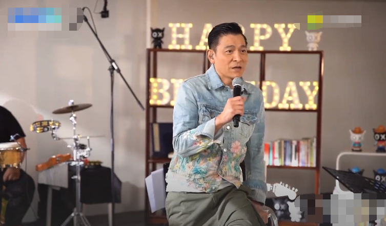 刘德华|刘德华直播庆59岁生日，哽咽感恩歌迷陪伴，皱纹明显男神也老了