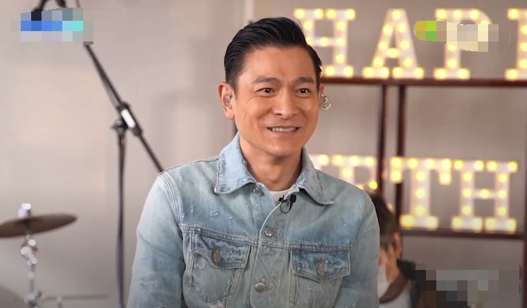 刘德华|刘德华直播庆59岁生日，哽咽感恩歌迷陪伴，皱纹明显男神也老了